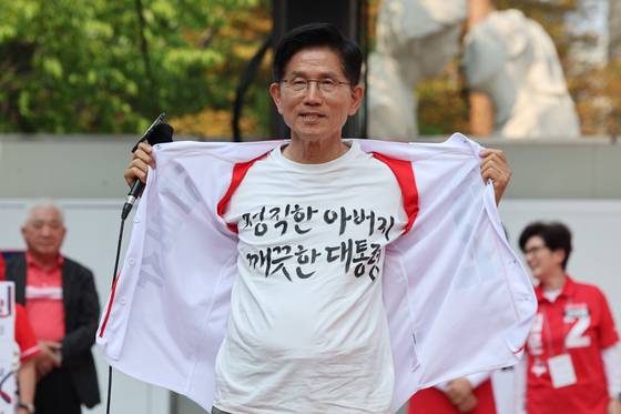 김문수 국민의힘 대통령 후보가 1일 오후 경기 의정부시 태조이성계상 앞에서 열린 유세에서 '정직한 아버지 깨끗한 대통령'이라고 적힌 티셔츠를 보여주고 있다. 뉴스1