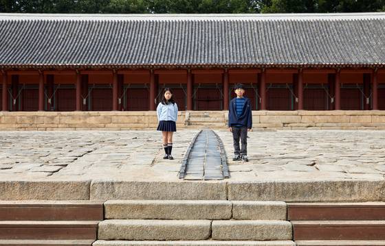 한국뿐 아니라 세계적 문화유산인 종묘가 지난 4월 20일, 5년에 걸친 대규모 정전 보수공사를 마치고 공개됐다. 황지유(왼쪽)·이현우 학생기자가 이를 기념한 특별전 ‘삼가 모시는 공간, 종묘’를 보고 정전을 거닐며 그 장엄함을 느껴봤다.