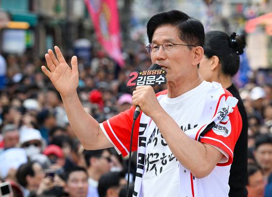 김문수 국민의힘 대선 후보가 1일 오후 서울 은평구 연신내역 앞에서 열린 선거유세에서 지지를 호소하고 있다. 임현동 기자