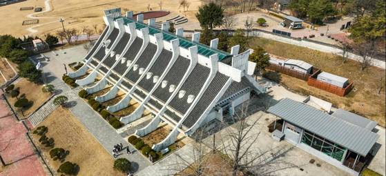 한국 현대건축 1세대 건축가 김수근이 설계한 ‘구(舊) 부여박물관’이 (주)공간종합건축사사무소와 (주)한창건축사사무소의 설계안으로 새 단장(리모델링)된다. 사진은 구 국립부여박물관의 전경. 사진 국가유산청