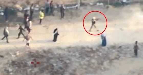 팔레스타인 가자지구 라파의 가자인도주의재단(GHF) 배급소 부근에서 이스라엘군이 촬영한 드론 영상 중 일부. 한 무장 괴한이 주민들을 향해 총을 겨누고 있다. 사진 이스라엘군