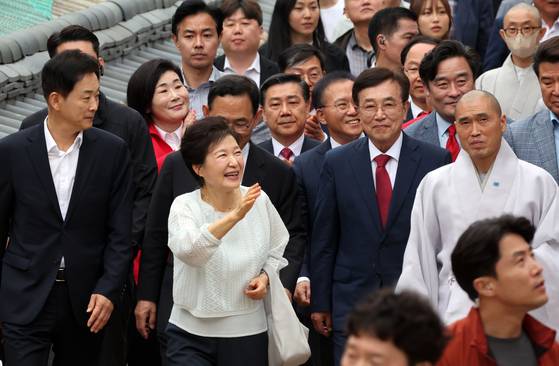 김문수 국민의힘 대선 후보의 지원에 나선 박근혜 전 대통령이 2일 부산 금정구 범어사를 방문, 불자들과 인사하고 있다. 뉴시스