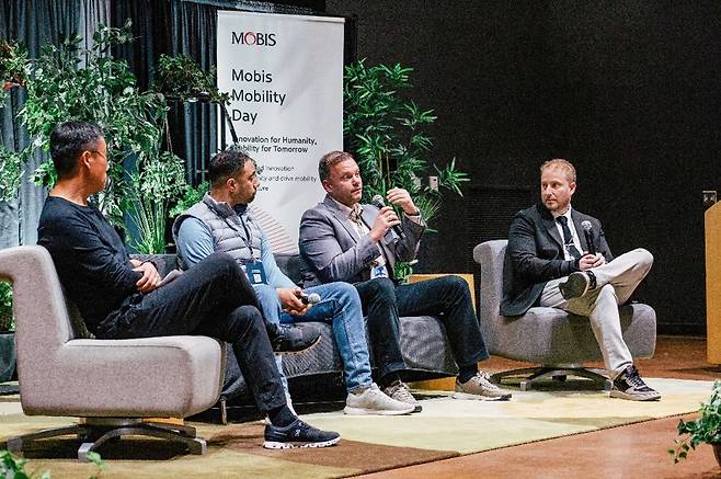 현대모비스가 미국 디트로이트에서 개최한 ‘모비스 모빌리티 데이’에서 글로벌 스타트업, 완성차, 학계, 투자자들과 신기술과 미래 모빌리티 트렌드를 공유했다. 사진=현대모비스