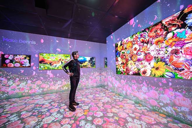 삼성 아트 스토어의 파트너인 마크 데니스 작가가 삼성 아트 TV에 전시된 본인의 작품을 감상하고 있다. 사진=삼성전자