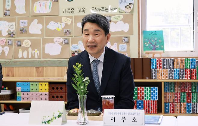 대통령 권한대행을 맡고 있는 이주호 부총리 겸 교육부 장관이 지난 5월 29일 서울 서초구의 한 어린이집에서 영유아학교 시범사업 운영 상황을 점검하고 있다 교육부 제공.