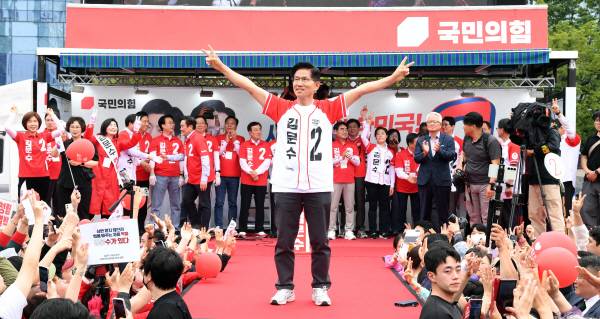 국민의힘 김문수 대선 후보가 제21대 대통령 선거일을 하루 앞둔 2일 오후 부산역광장에서 유세를 갖고 지지를 호소하고 있다. 이원준 기자windstorm@