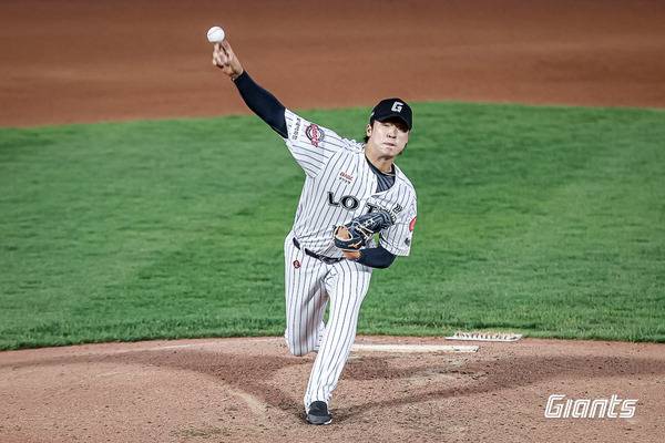 150㎞가 넘는 빠른 직구를 안정적으로 던지는 선수가 늘며 롯데가 ‘강속구 군단’으로 거듭났다. 사진은 올해 최고 시속 155㎞를 기록한 이민석. 롯데 자이언츠 제공