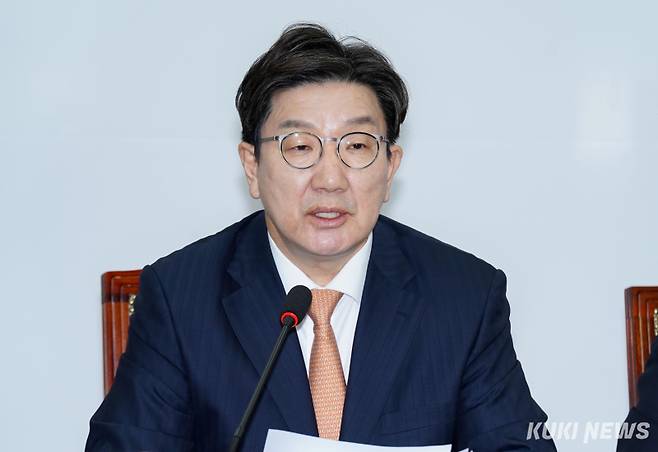 권성동 국민의힘 원내대표가 지난달 10일 서울 영등포구 국회 본청에서 열린 국민의힘 비상대책위원회의에서 발언하고 있다. 유희태 기자