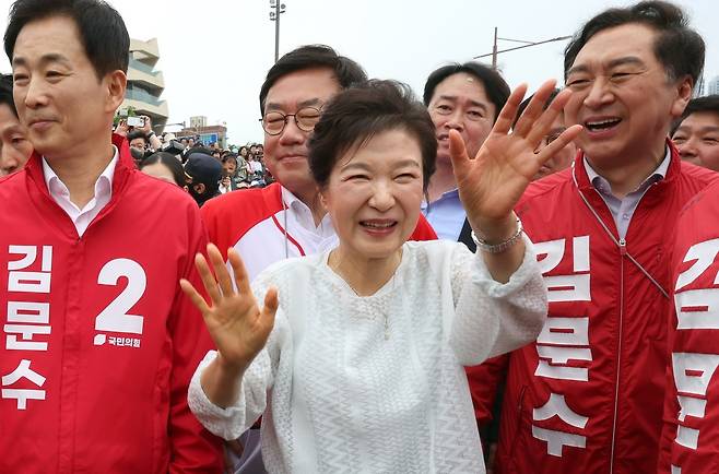박근혜 전 대통령이 2일 오후 울산 중구 태화강 국가정원을 방문해 시민들에게 인사하고 있다. 연합뉴스