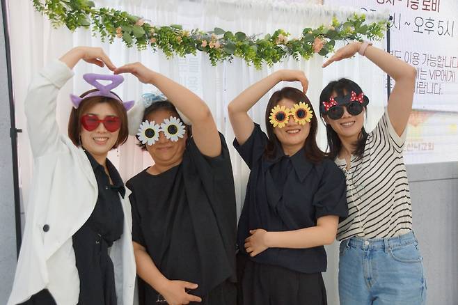 부산 호산나교회가 마련한 포토부스에서 일반 성도들과 VIP들이 기념 사진을 찍고 있다.