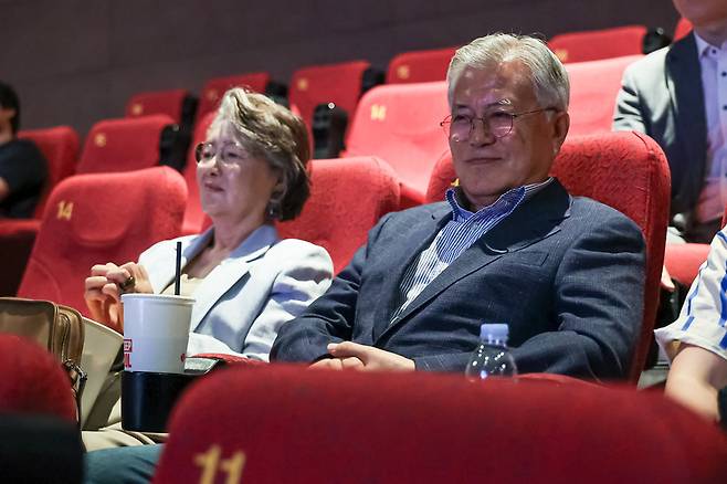영화 '바다호랑이' 부산 상영회에 참석한 문재인 전 대통령과 김정숙 여사 / 사진=연합뉴스