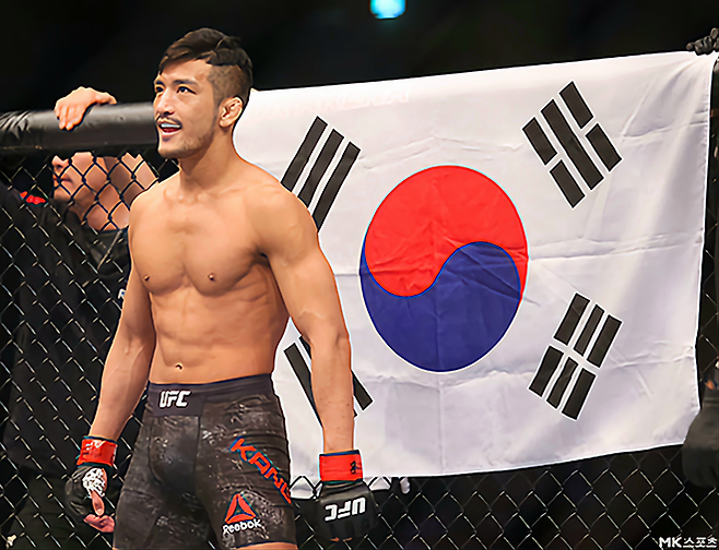 강경호가 2019년 12월 부산광역시 사직체육관 UFC on ESPN+ 23 밴텀급 경기 선수 소개를 받고 있다. 이날 종합격투기 메이저대회 9번째 출전에서 통산 6승을 거뒀다. 사진=김영구 기자