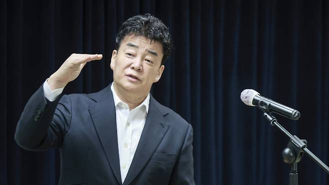 백종원 더본코리아 대표가 지난 3월 28일 서울 서초구 한 회의공간에서 열린 더본코리아 주주총회에서 취재진 질문에 답하고 있다./사진=뉴시스