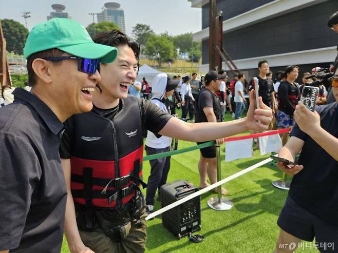 오세훈 서울시장이 1일 오전 서울 광진구 뚝섬한강공원에서 열린 '쉬엄쉬엄 한강 3종 축제'에 참여해 틱톡 채널 '온오빠(On Oppa)'를 운영하는 유온씨와 사진을 찍고 있다. 유씨는 이날 '미끄러운 기둥 건너기'에 도전했다./사진=정세진 기자