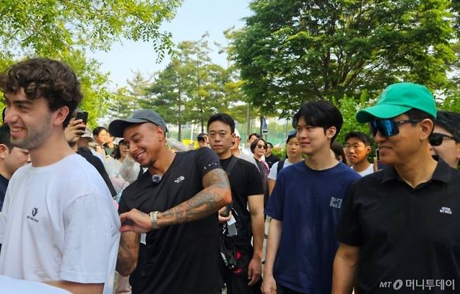 오세훈 서울시장이 1일 오전 서울 광진구 뚝섬한강공원에서 열린 쉬엄쉬엄 한강 3종 축제 10km 달리기 출발점에서 FC서울 소속 축구선수 제시 린가드와 시민들을 만나고 있다. 제시 린가드 선수가 사인 요청을 받고 직접 한 외국인의 티셔츠에 사인을 해주고 있다./사진=정세진 기자