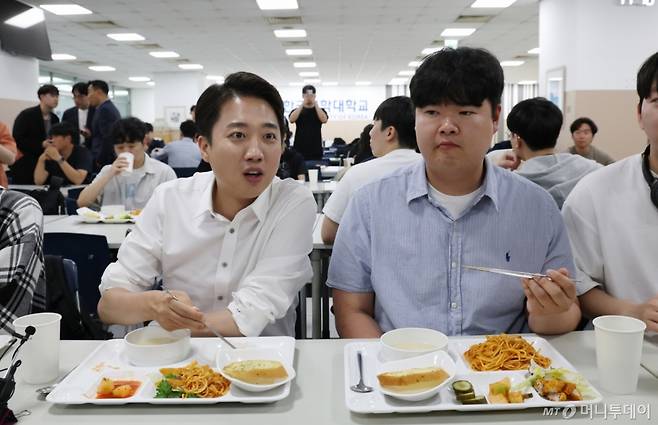 이준석 개혁신당 대통령 후보가 2일 오전 경기 시흥시 한국공학대학교 기술혁신파크 학생식당에서 '학식먹자 이준석'을 진행하고 있다. 2025.6.2/뉴스1 Copyright (C) 뉴스1. All rights reserved. 무단 전재 및 재배포, AI학습 이용 금지.