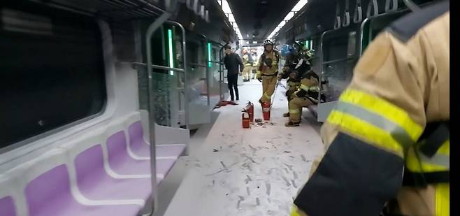 지난 31일 오전 서울 지하철 5호선 열차 방화 사고 발생 직후 객차 내부에 진입한 소방대원들이 잔불 정리와 상황 점검을 진행하고 있다. /사진=뉴시스.