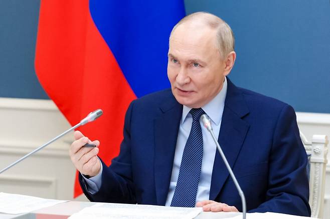 블라디미르 푸틴 러시아 대통령이 29일(현지시간) 국제 어린이 날을 앞두고 모스크바에서 훈장을 받은 가족들과 화상으로 만나고 있다./AFPBBNews=뉴스1