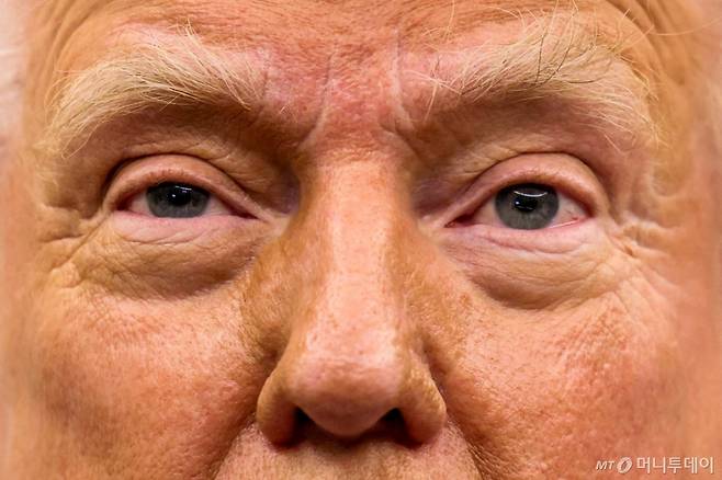 도널드 트럼프 미국 대통령이 지난 1월23일(현지시간) 워싱턴 백악관에서 열린 행정명령 서명식에서 “나토 회원국들이 국방비를 GDP의 2%에서 5%로 늘려야 한다”고 밝히고 있다. / 로이터=뉴스1