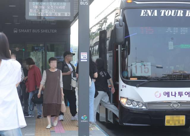 경남 창원지역 시내버스가 파업에 돌입한 지난 5월 28일 오전 창원 성산구 시민생활체육관 정류장에서 시민이 시에서 마련한 대체버스에 탑승하고 있다. 연합뉴스