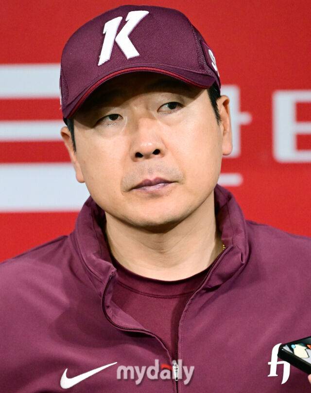 1일 오후 서울 고척스카이돔에서 진행된 '2025 프로야구 KBO리그' 두산-키움의 경기. 경기 전 키움 홍원기 감독이 취재진과 인터뷰를 하고 있다./마이데일리