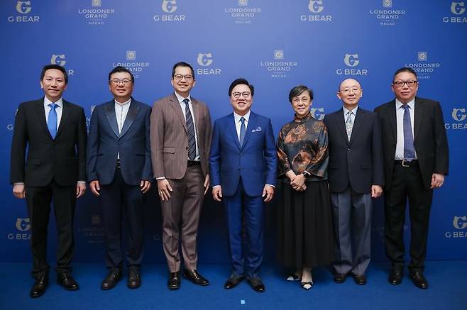 '런더너 그랜드 – 마카오 쇼케이스 2025'에서 포즈를 취한 마카오무역투자진흥국(IPIM) 유 유 상 국장; 샌즈 차이나 윌프레드 웡 부회장; 마카오정부관광청(MGTO), 마리아 헬레나 드 세나 페르난데스 청장(왼쪽 세 번째부터) 등 관계자 *재판매 및 DB 금지