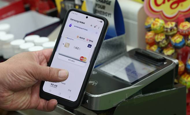 삼성전자 모바일 결제 시스템인 삼성페이에 결제 장애가 발생한 2일 오전 서울 시내 한 편의점에서 한 시민이 결제를 위해 단말기에 지문인식으로 로그인을 시도하고 있다. 연합뉴스