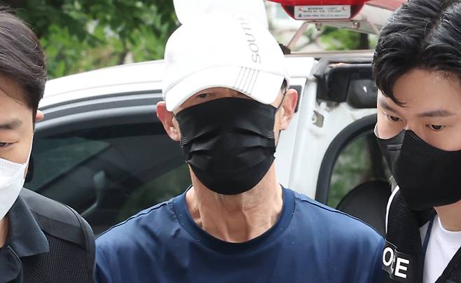 서울 지하철 5호선 열차 안에 불을 지른 60대 남성이 2일 영장실질심사를 위해 서울남부지법에 출석하고 있다. 연합뉴스