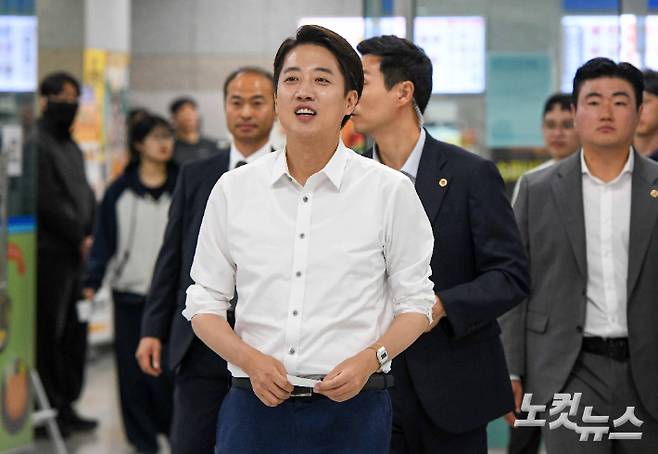 개혁신당 이준석 대통령선거 후보가 2일 경기도 시흥시 한국공학대학교에서 열린 '학식먹자 이준석' 행사에서 학생들과 학식을 먹기 위해 식당에 입장하고 있다. 시흥=박종민 기자