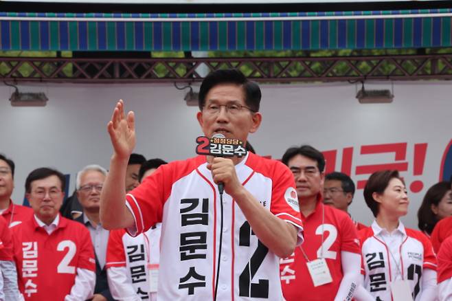 국민의힘 김문수 대선 후보가 제21대 대통령선거 선거일을 하루 앞둔 2일 부산역에서 시민들에게 지지를 호소하고 있다. 연합뉴스