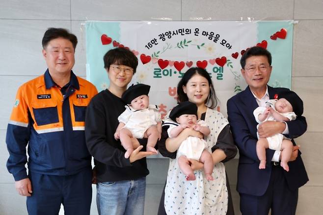 정인화 광양시장과 이광용 광양시어린이보육재단 이사장이 삼둥이 가정을 찾아 축하 인사를 전하고 있다. 광양시 제공