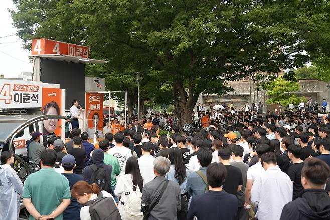 2일 영남대를 찾은 개혁신당 이준석 대선 후보가 지지를 호소하고 있다. 개혁신당 제공