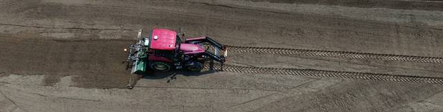 물을 대기 전 마른논에 써레질(로터리) 작업을 하는 모습. 농촌진흥청