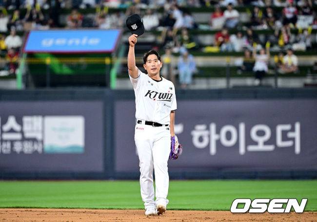 9회초 1사 1루 상황 은퇴식을 갖는 KT 박경수가 2루수로 깜짝 출전하며 팬들에게 인사를 전하고 있다.