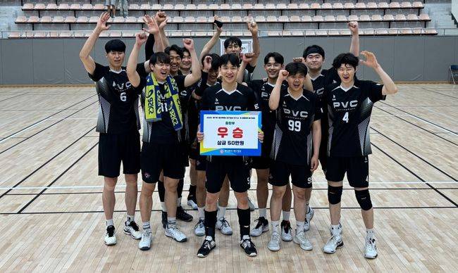 김광국(가운데) 등 한국전력 출신 선수들이 주축으로 있는 PVC가 '2025 제17회 용인특례시·경기일보 전국 남녀 생활체육 배구대회' 종합부 우승을 차지하고 기념촬영을 하고 있다. / 사진 = PVC 제공