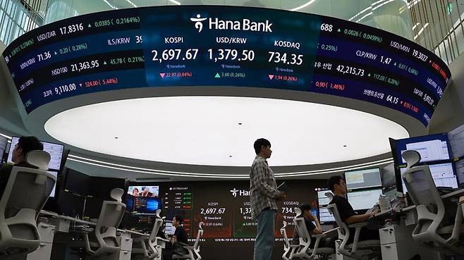 서울 중구 하나은행 본점 딜링룸에서 딜러들이 업무를 보고 있다. 연합뉴스