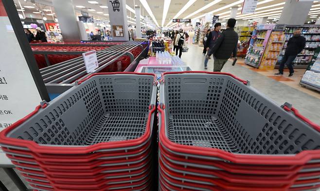 서울의 한 대형마트에 준비된 장바구니 모습. 뉴시스