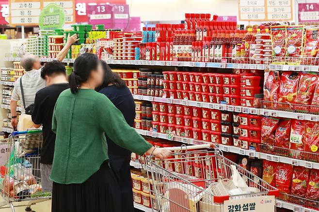 지난 1일 서울의 한 대형마트에서 장을 보는 시민들. 연합뉴스