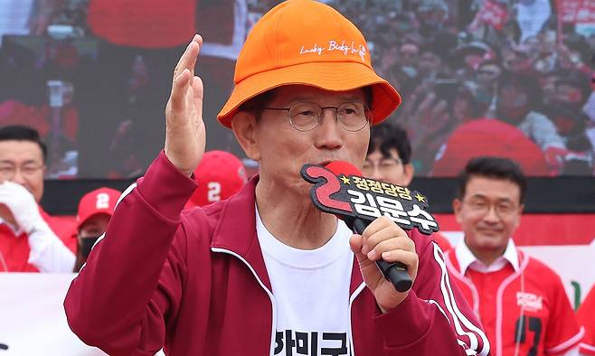 김문수 국민의힘 대선 후보가 2일 오전 제주시 일도일동 동문로터리에서 열린 유세에서 연설을 하고 있다. 제주도사진기자회