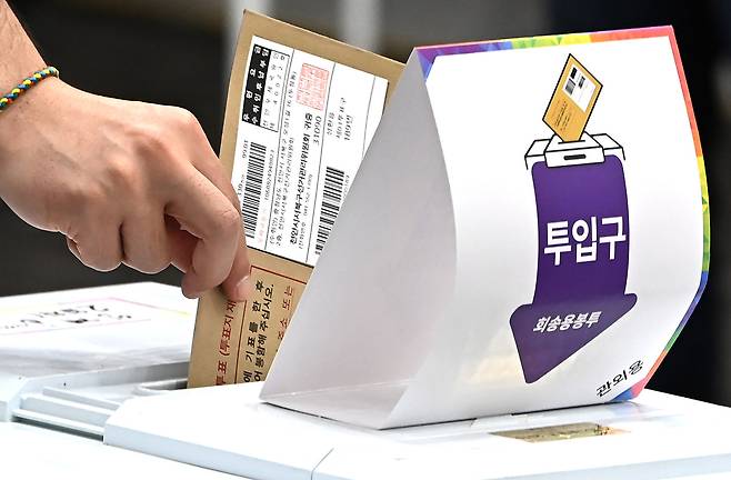 제21대 대통령선거 사전투표 둘째날인 30일 경기 수원시청 별관에 마련된 사전투표소에서 유권자가 투표를 하고 있다.뉴시스