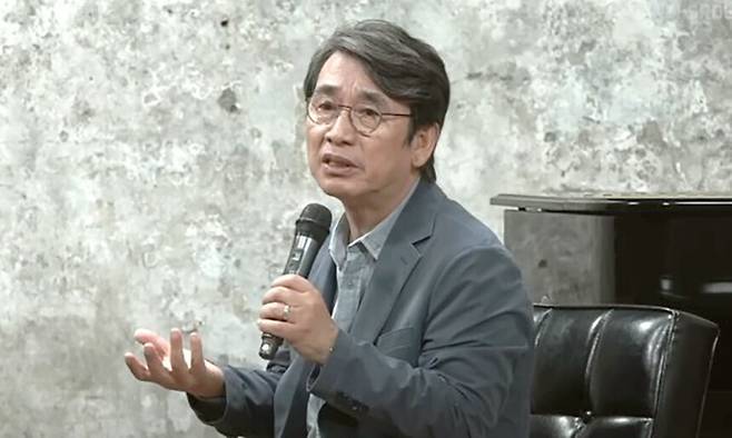 유시민 작가 지난달 28일 공개된 유튜브 ‘김어준의 다스뵈이다’에 나와 발언하고 있다. ‘김어준의 다스뵈이다’ 유튜브 영상 캡처.