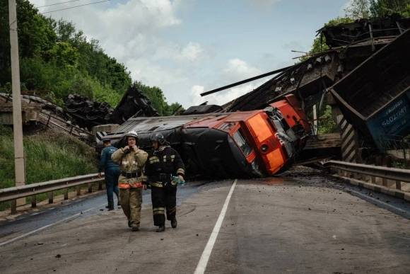 1일(현지시간) 러시아 쿠르스크주에서 철도 교량이 무너져 화물열차가 탈선해 있다. 러시아 당국은 이를 우크라이나의 테러 행위로 규정했다. 2025.6.1 쿠르스크 주지사 텔레그램