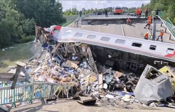 1일(현지시간) 러시아 브랸스크주 비고니치스키 지역에서 열차 교량이 붕괴해 현지 구조대원들이 구조 작업을 벌이고 있다. 알렉산드르 보고마즈 브랸스크 주지사에 따르면 이 사고로 최소 7명이 숨지고 수십 명이 다쳤다. 러시아 연방조사위원회는 이번 사건을 사실상 우크라이나의 테러 행위로 규정하고 수사에 착수했다. 2025.6.1 브랸스크 EPA 연합뉴스(러시아 비상사태부)