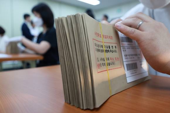31일 서울 성동구선거관리위원회에서 제21대 대통령 선거 공정선거참관단이 참관하는 가운데 투표용지가 담긴 회송용 봉투 수량을 확인하고 있다. 2025.5.31. 연합뉴스