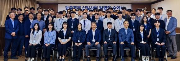 한국철도공사 광주본부가 지난 5월 30일 신입사원 임명식을 갖고 단체 기념촬영을 하고 있다. (한국철도공사 광주본부 제공)