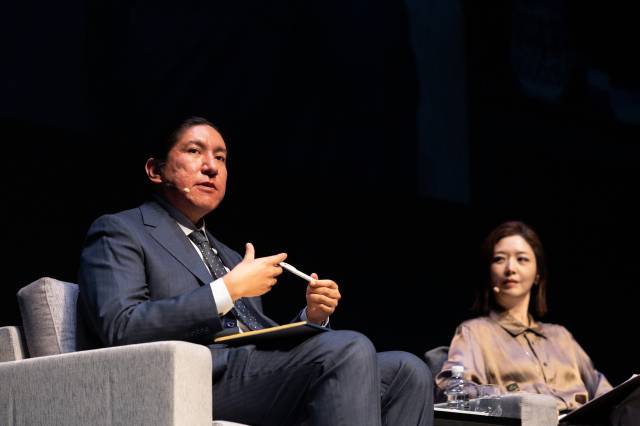 밀라 퀘벡 AI 연구소 수석 아키텍트이자 AI 윤리학자인 마이클 러닝 울프와 미디어 아티스트 김아영이 28일 서울 아르코예술극장에서 열린 제10차 문화예술세계총회에서 대담하고 있다. 사진제공=한국문화예술위원회