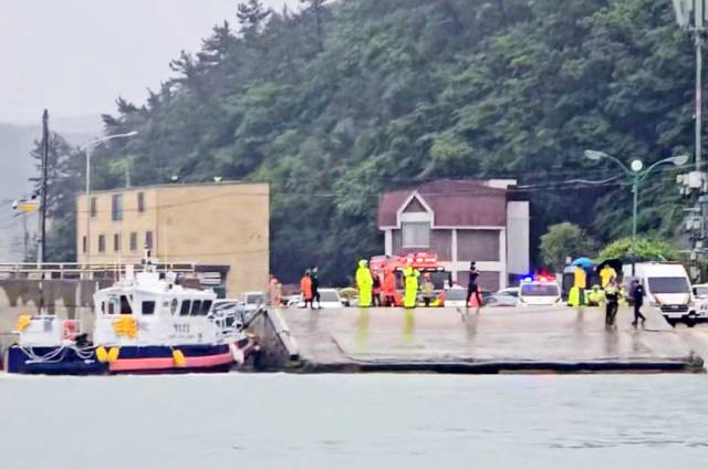 2일 오후 전남 진도군 진도항 인근 해역에서 목포해양경찰서 직원들이 수색 작업을 하고 있다. 연합뉴스