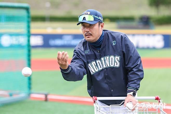 이호준 NC 감독은 1일 창원NC파크에서 열린 ‘2025 신한 SOL Bank KBO 리그’ 한화와 주말 3연전 마지막 경기에서 16-5 대승을 이끌었다. 경기 중반 포수 타석에 대타를 쓰는 과감한 전략으로 승리를 가져왔다. 사진제공|NC 다이노스