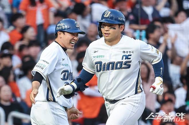 NC 오영수(오른쪽)는 1일 창원NC파크에서 열린 ‘2025 신한 SOL Bank KBO 리그’ 한화와 주말 3연전 마지막 경기에서 6회말 대타로 교체 출전했다. 역전 결승 만루포를 터트려 팀 승리에 혁혁한 공을 세웠다. 사진제공|NC 다이노스
