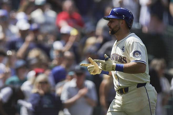 시애틀 롤리가 2일 미네소타전에서 7회말 홈런을 치고 들어온 뒤 기뻐하고 있다. AP연합뉴스